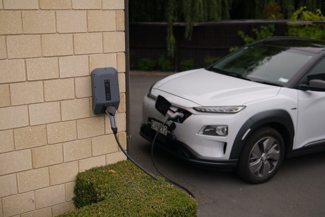 De la benzină la electric: Cum se schimbă industria auto