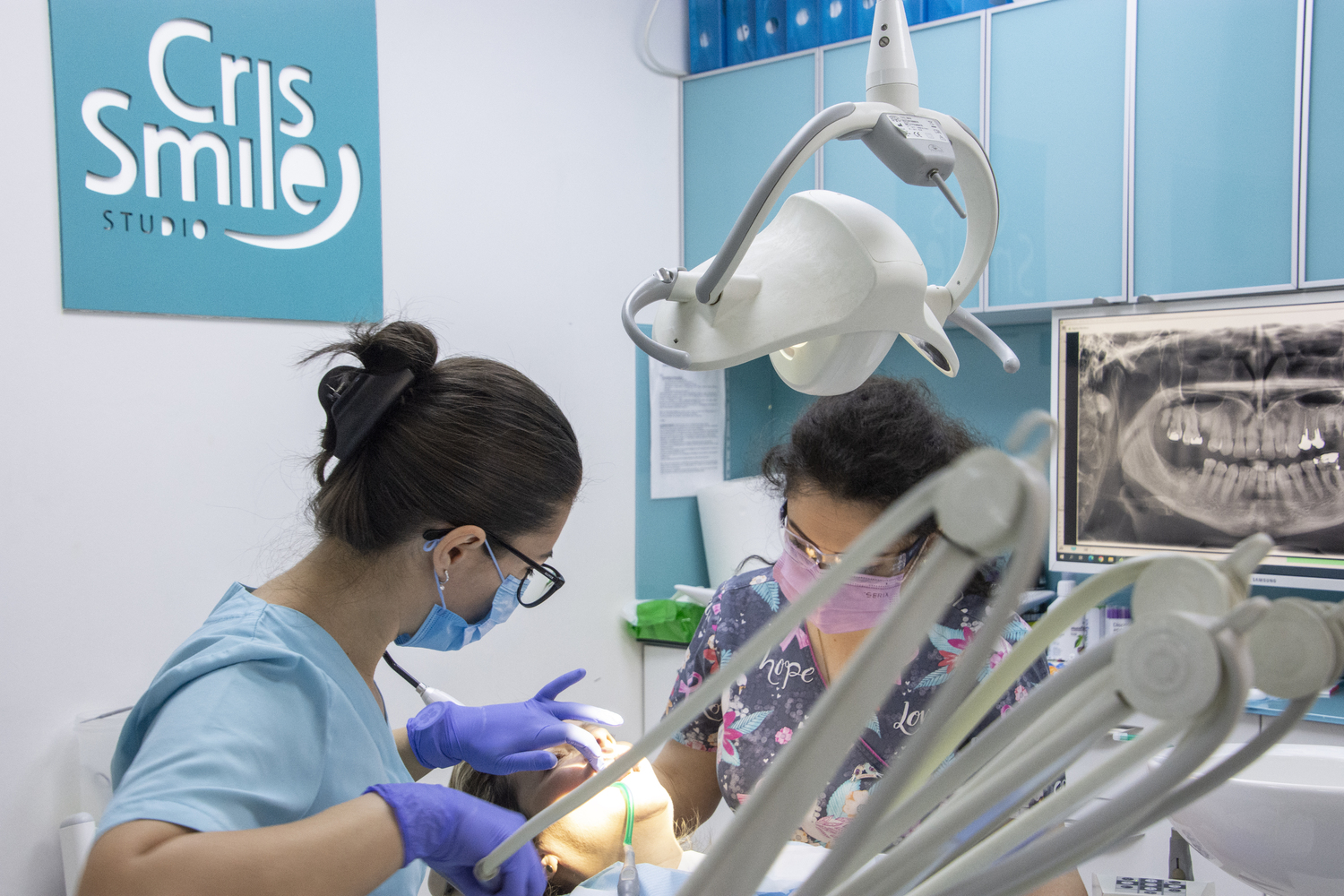 Implant dentar la fumători: ce trebuie să știi