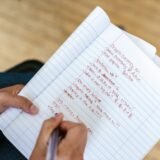 Persoană care face un exercițiu de mobilitate pentru șolduri pe o saltea, într-o cameră luminoasă